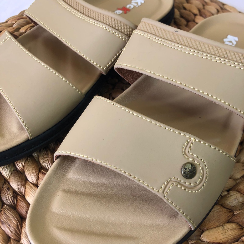 (TANPA KARDUS) SLOP TAMPAN 3 SENDAL PRIA terlaris kulit sintetis termurah Sandal pria dewasa Sandal pria Sandal jepit pria Sandal casual pria elegant Sandal kulit Share: Sandal Kasual Kulit Pria Original Model Jepit Pria Santai Ringan Sandal Jepit Pr