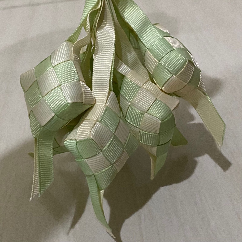 

Ketupat Pita Bahan Grosgrain | MIX COLOR/ DUA WARNA | CREAM + PALE GREEN | Ketupat Mini | Ketupat Lebaran | Ketupat Kain | Ketupan Hiasan | Ketupat Dekorasi