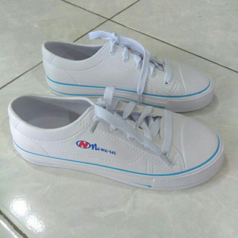 New Era 9031 - Sepatu Karet Putih Tali Bahan Pylon / Sepatu Putih Karet Sneaker Wanita-Putih List Biru