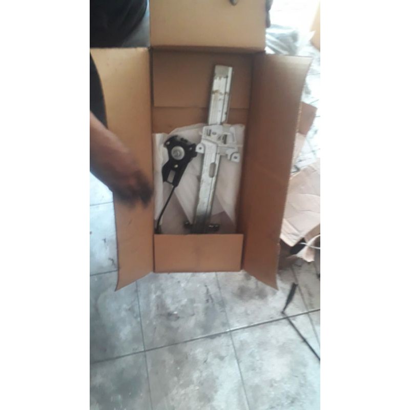 regulator pintu power window depan kanan ford laser taxi b09258560c ori