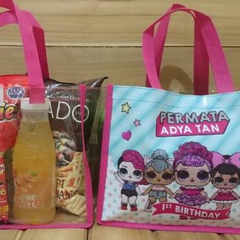 

TAS SOUVENIR ULTAH MIKA