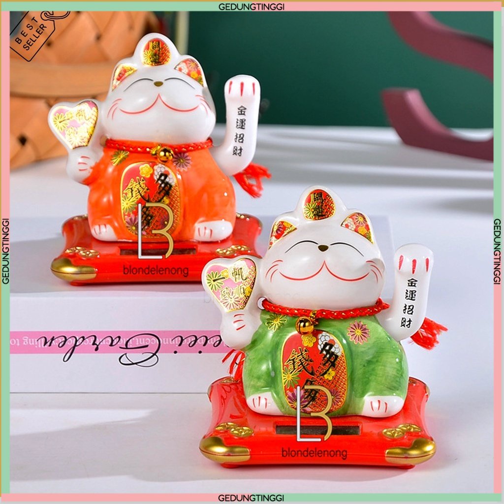 Patung Pajangan Boneka Dekorasi Lucky Cat Maneki Neko Maneko Neki Kalung Kucing Panggil Hoki Keberuntungan Rejeki Rezeki Keramik Cahaya Solar Non Baterai Batre Batrai Tangan Goyang Gerak Dashboard Mobil Toko Kasir Cafe Kecil Mini Lucu Cina Jepang Murah