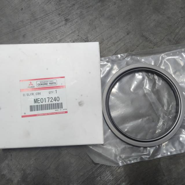 Oil slinger belakang canter ME017240