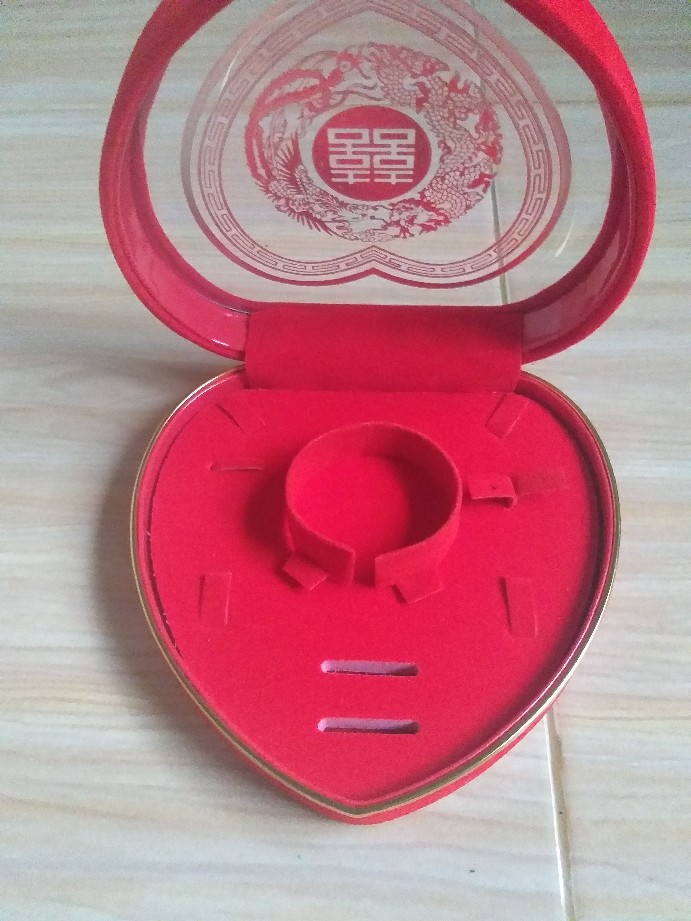 Set Kotak Perhiasan Bentuk Love List Emas