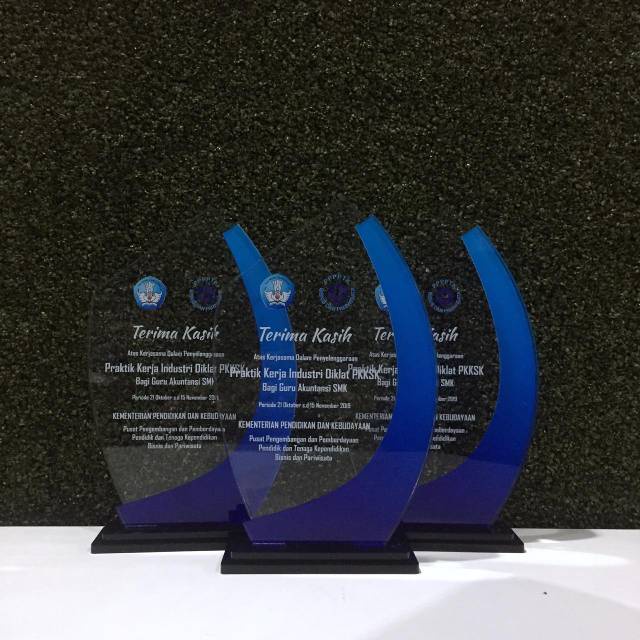 

JUAL Plakat penghargaan, plakat akrilik murah, plakat akrilik custom, plakat wedding, kado ulang