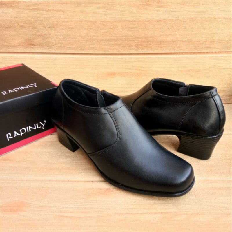 sepatu boot wanita kulit