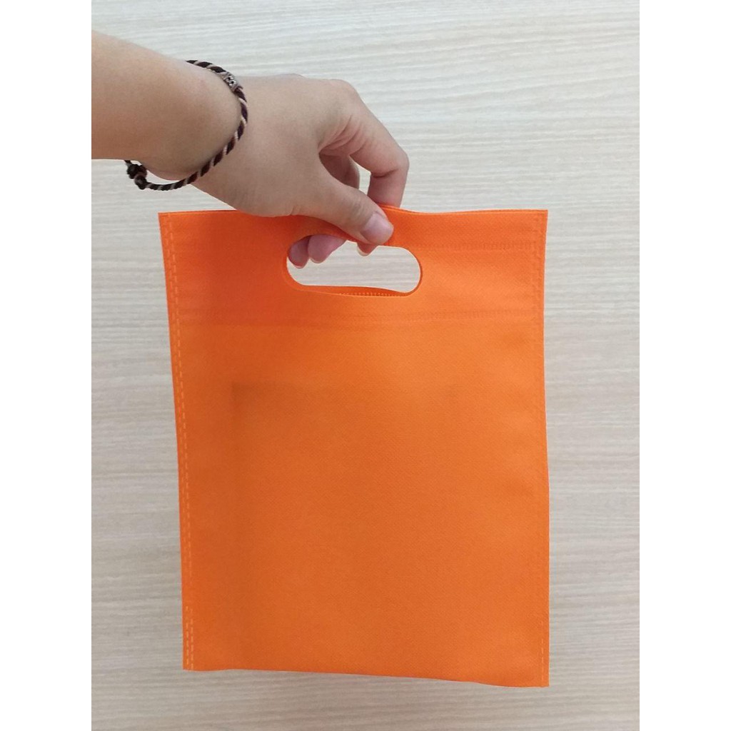 

GOODIE BAG SPUNBOND OVAL 20x25 / Tas Belanja Murah / Kantong Belanja / Souvenir (Warna Orange)