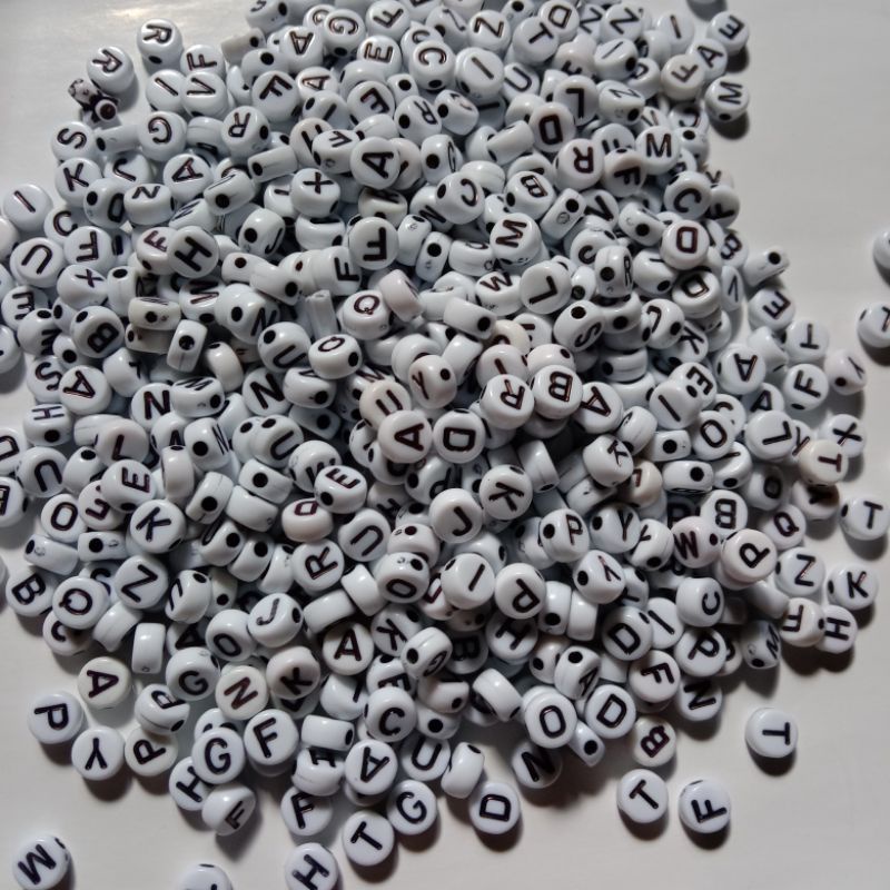 100pcs Mote Bulat Putih Huruf Hitam