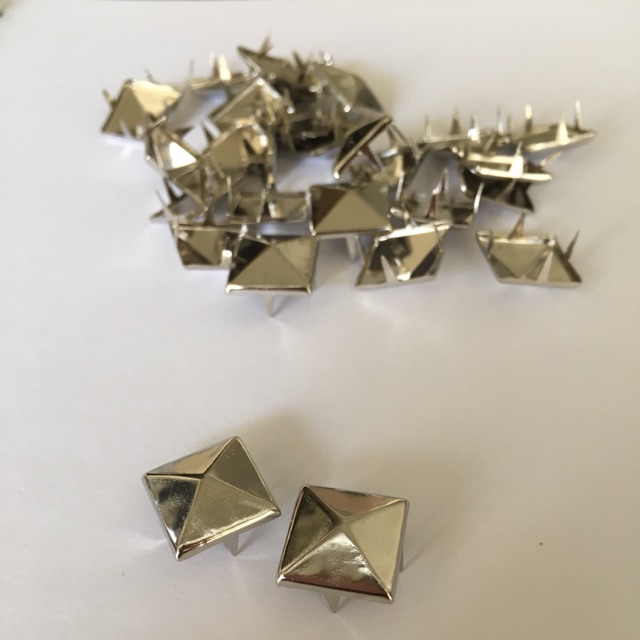 Spike stud piramid 12 mm per 100pcs