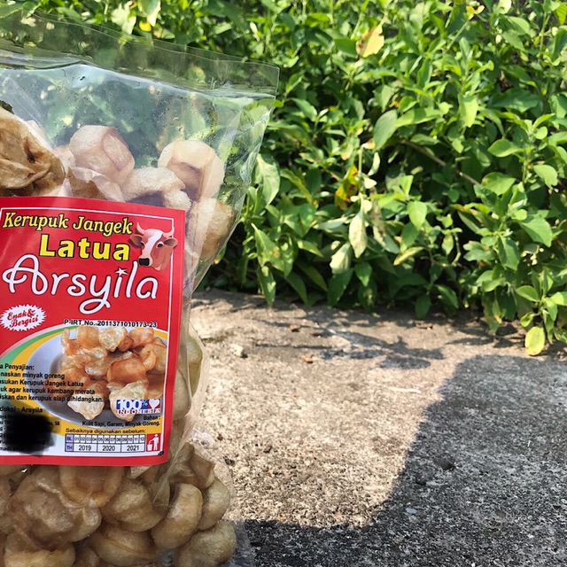 

Kerupuk kulit jangek ( yang kering , belum goreng dan sudah goreng)