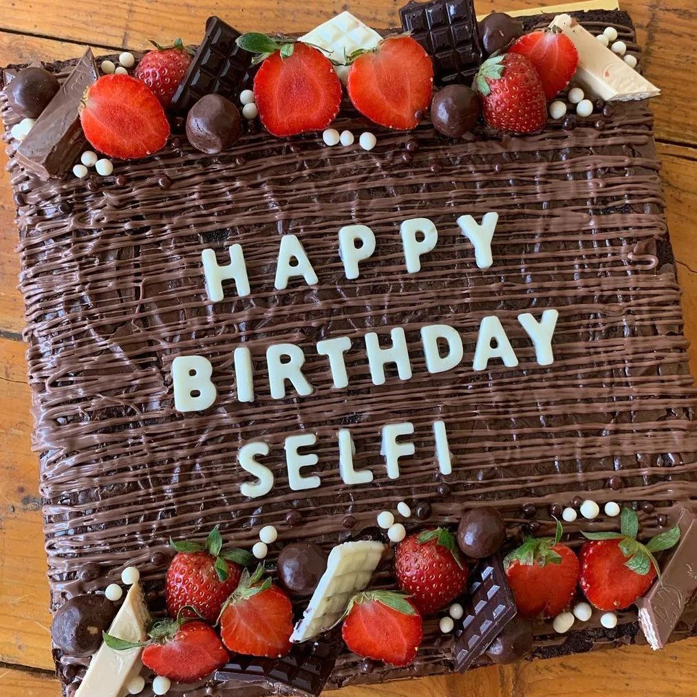 

Brownies 20 x 20 ( pakai ucapan + strawberry )