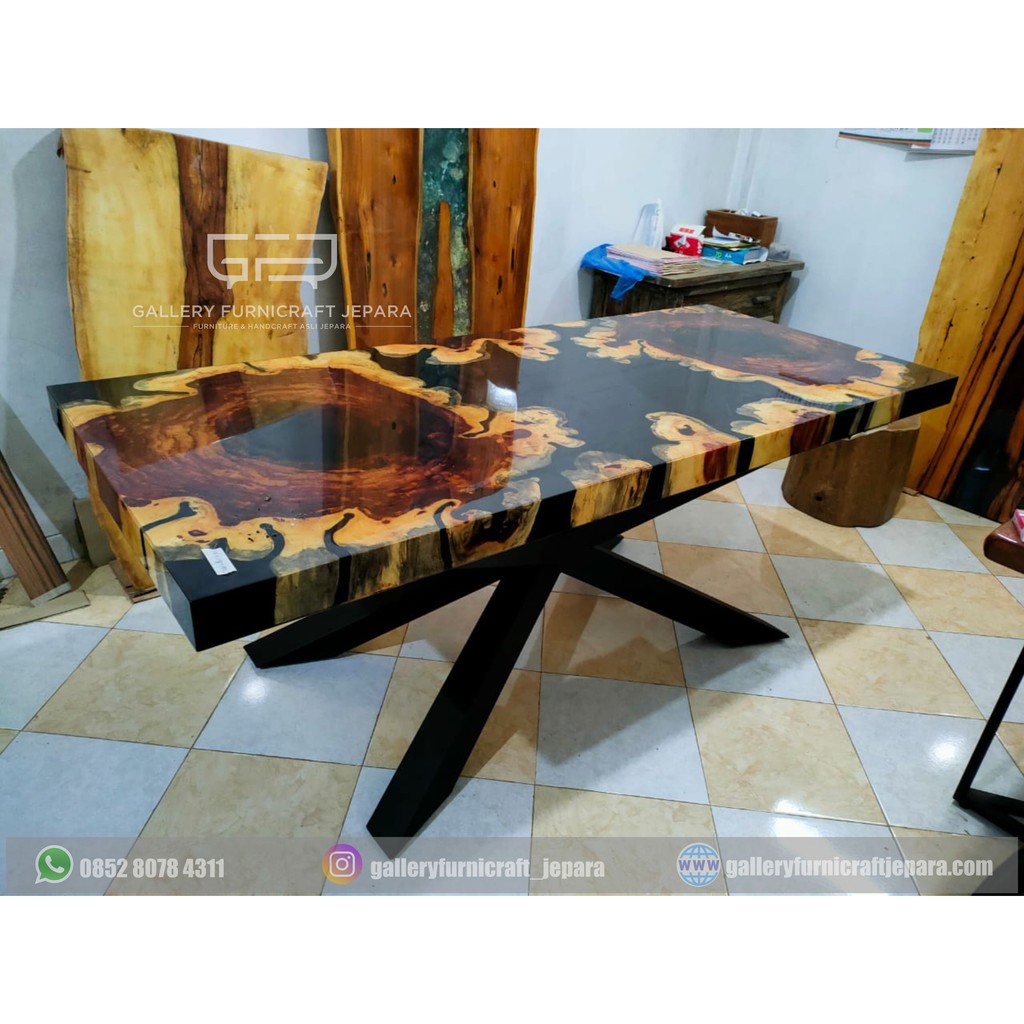 Meja Makan Tamarind Wood Isian Resin dengan Kaki Besi