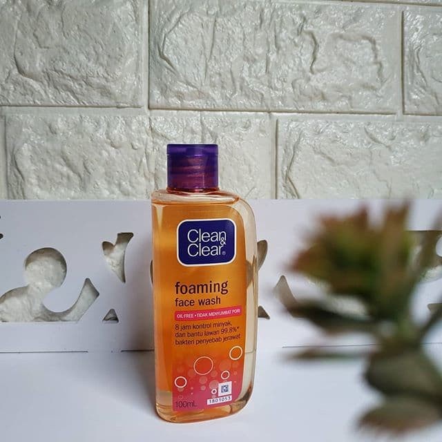 Clean &amp; Clear Foaming Face Wash