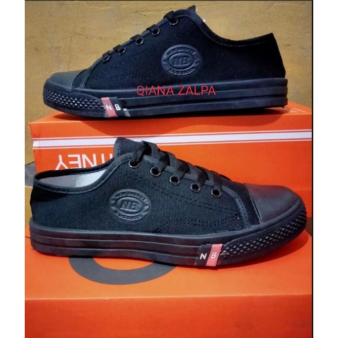 sepatu sekalah nb warna hitam polos. bahan camvas nyaman di kaki