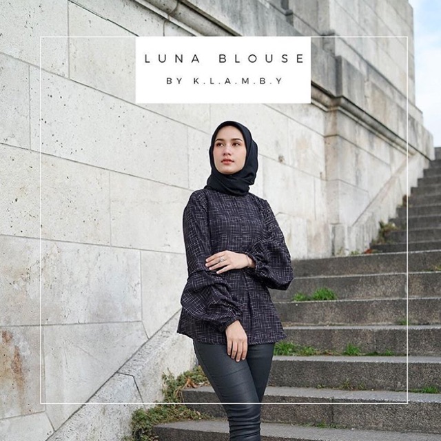 Luna blouse wearing klamby