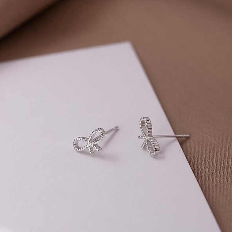 Anting Giwang Model Pita Simpul Warna Silver untuk Wanita