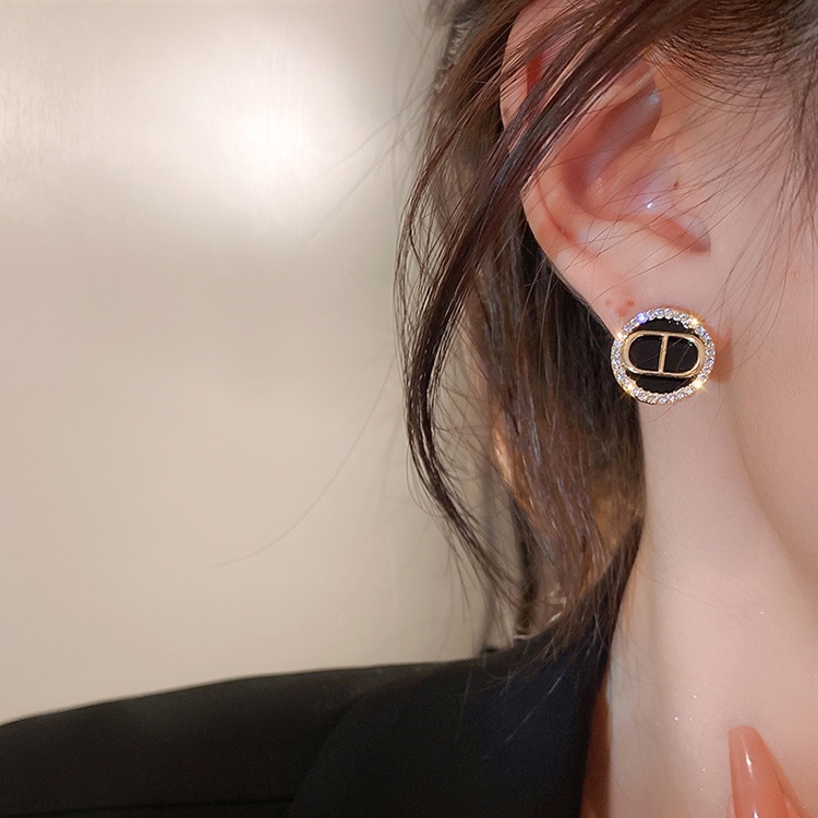 Anting huruf D bulat hitam berlian berkilau wanita vintage korea