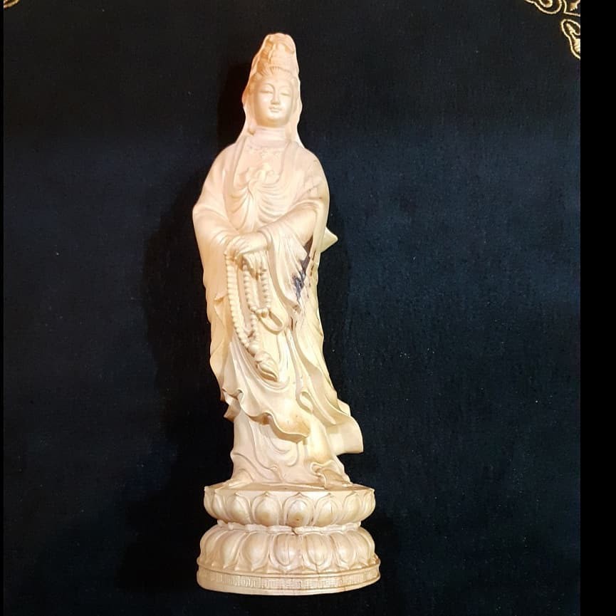Patung Kayu Dewi Kwan Im Berdoa
