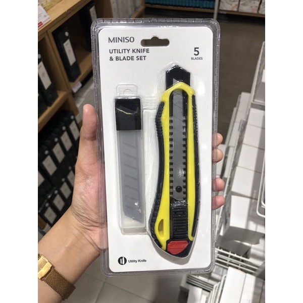 

UTILITY KNIFE + BLADE SET INCLUDE 5BLADES MINISO CUTTER PISAU UKIR PERALATAN SEKOLAH