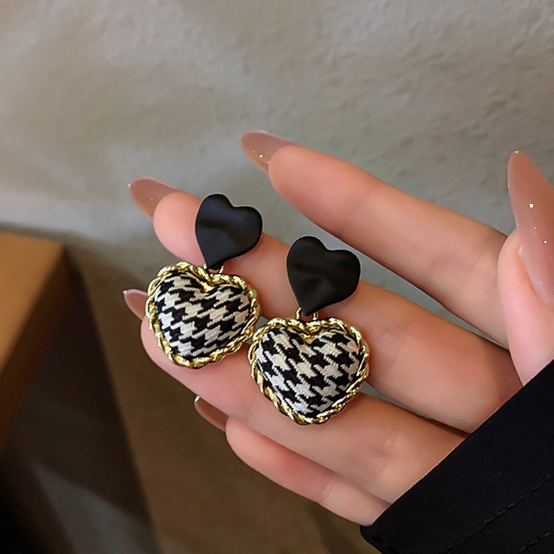 Anting Bentuk Hati Motif Kotak-Kotak Warna Hitam Dan Putih Gaya Vintage