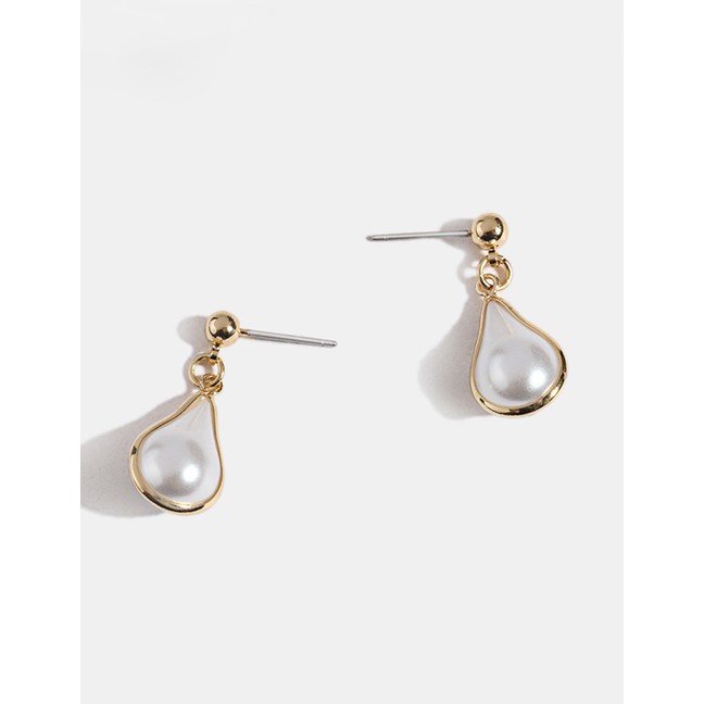 LRC Anting Tusuk Fashion Gold Metal-covered Pearl Stud F52076