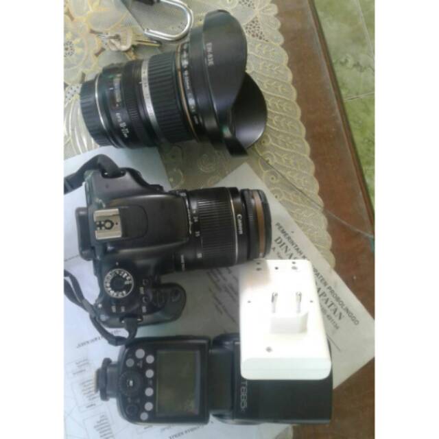 Camera canon 600D + Lensa + Flash