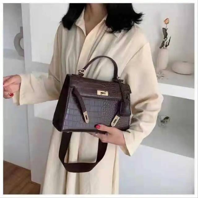 

Kode : ELJ 095 IDR : 165 rb Bahan : Kulit PU ukuran: 18 x 26 x 9 cm Warna : Brown, Red