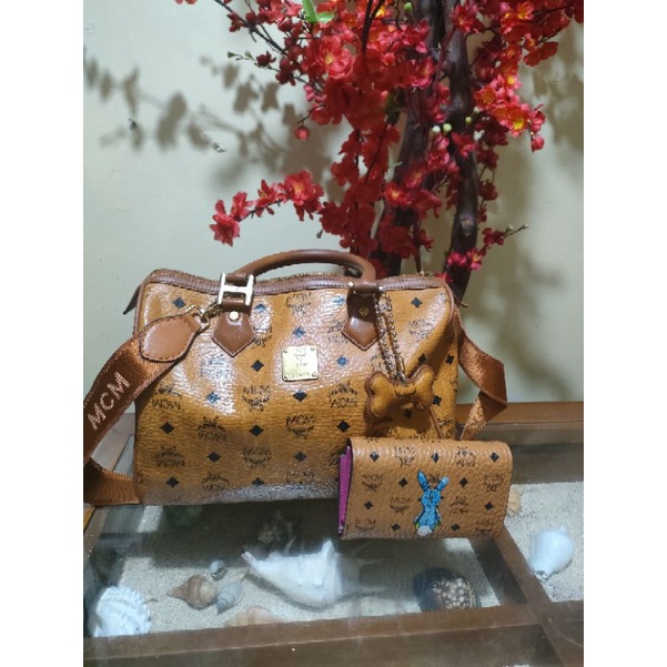 1 set visetos mcm boston bag and dompet rabbit mcm