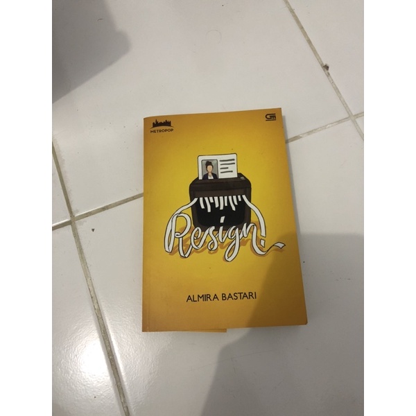 Novel Resign Karya Almira Bestari (Bekas)