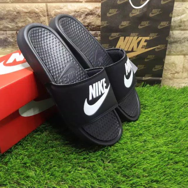 Sandal Sendal Slop Selop Slip On Slide Pria Wanita Cowok Cewek Laki Laki Casual Kekinian Murah Lis Putih