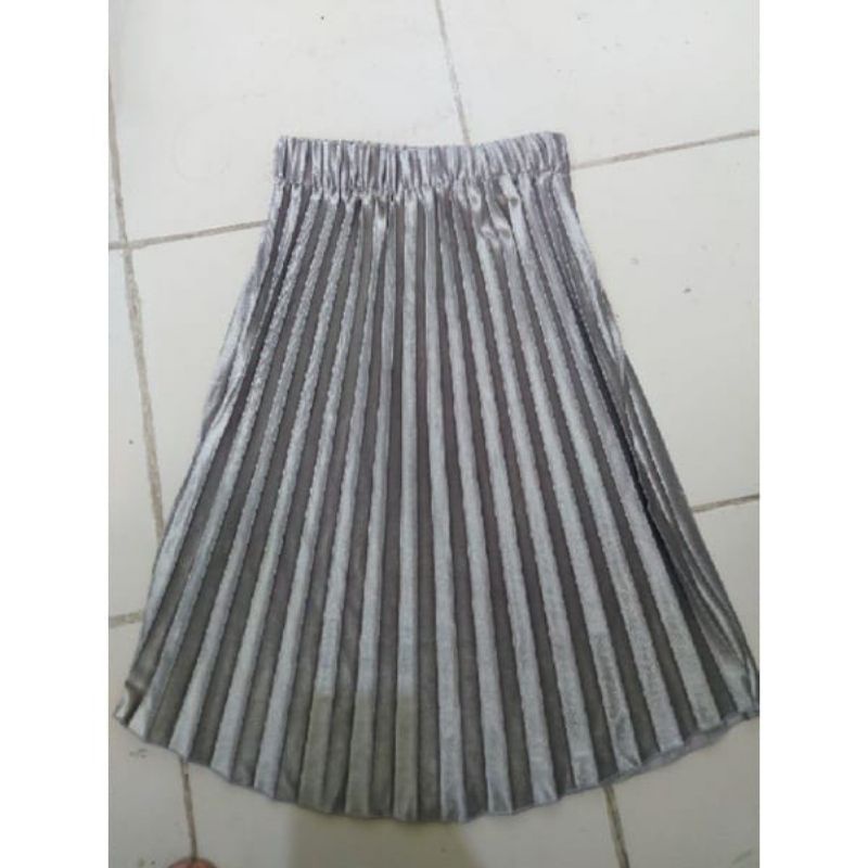 GROSIR ROK IMPORT / ROK 7/8 PLISKET BLUDRU VELVET PREMIUM  GLOSSY-SILVER 1-3 TAHUN