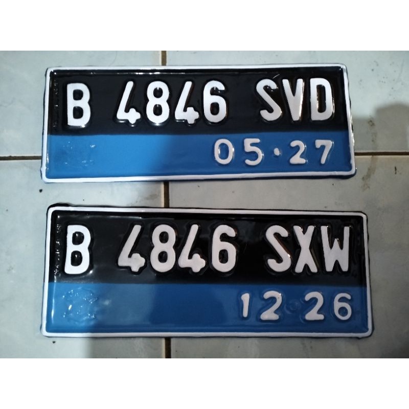 sepasang plat motor listrik