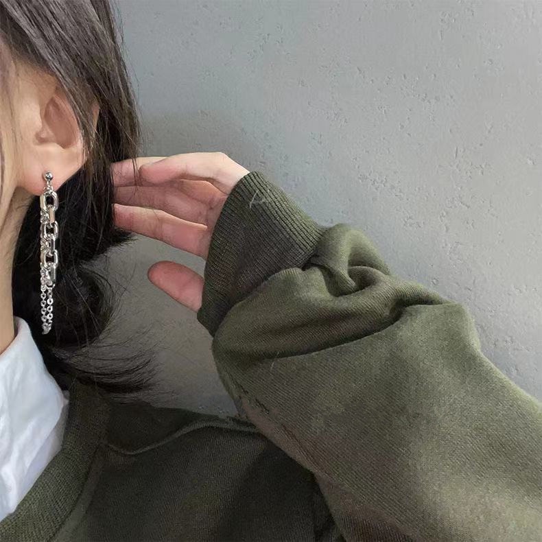 1 Pasang Anting Stud Rantai Rumbai Asimetris Bahan Metal Gaya Korea Untuk Wanita
