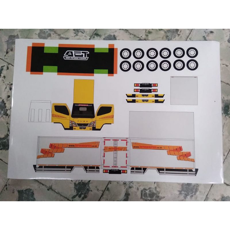 Lembaran PaperCraft Truk Box Fuso Herona Express Ukuran P.20cm L.5,5cm  T.+-8cm
