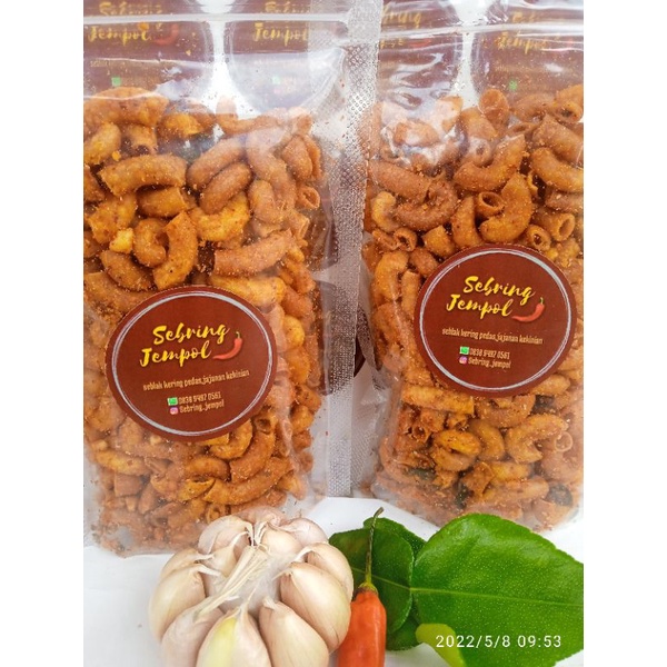 

Makaroni pedas bawang daun jeruk