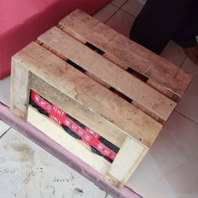 

Palet Kayu Khusus Box Soju
