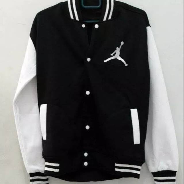 JAKET BASEBALL VARSITY JORDAN HITAM PUTIH