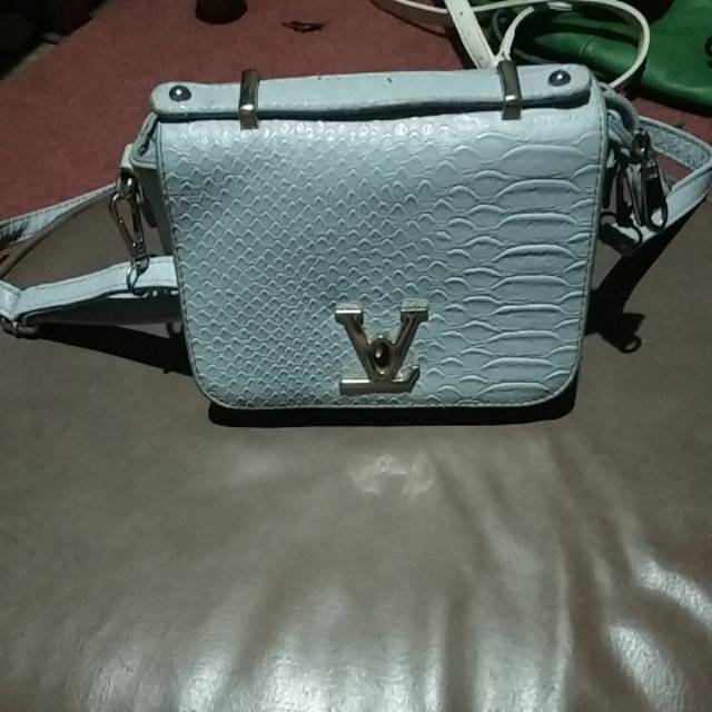 Sling bag croco ala lv