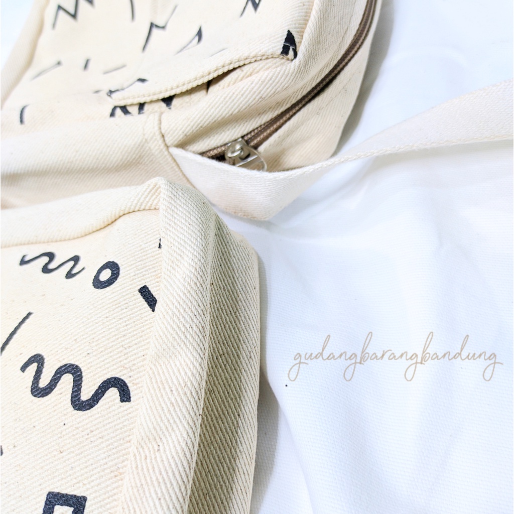 Sling Bag / Tas Slempang Moona Kanvas Resleting