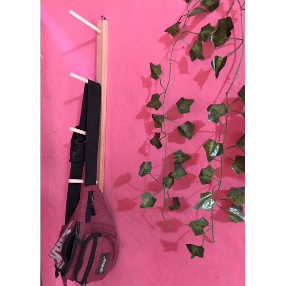 gantungan helm dinding rak helm 4 susun kayu