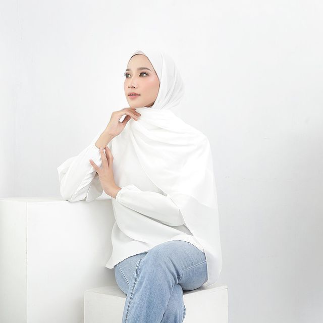 𝗖𝗮𝗿𝗲.𝗶𝗻 Pashmina Lozy Ceruty Babydoll 180x75cm (JAHIT TEPI) PREMIUM QUALITY-Putih