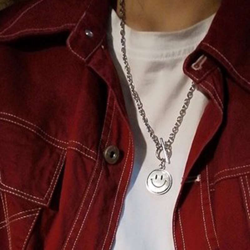 Trending Pria Dan Wanita Gaya Yang Sama Berputar Smiley Kalung ins hip-hop Jalan Pasangan Ekspresi Dua Sisi Menangis fa