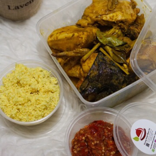 

AYAM SERUNDENG UNGKEP 1 EKOR