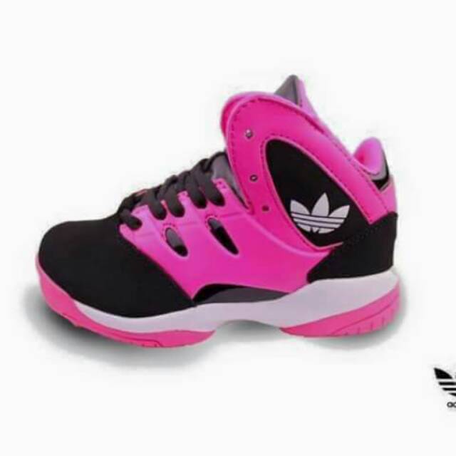 Sepatu sport adidas