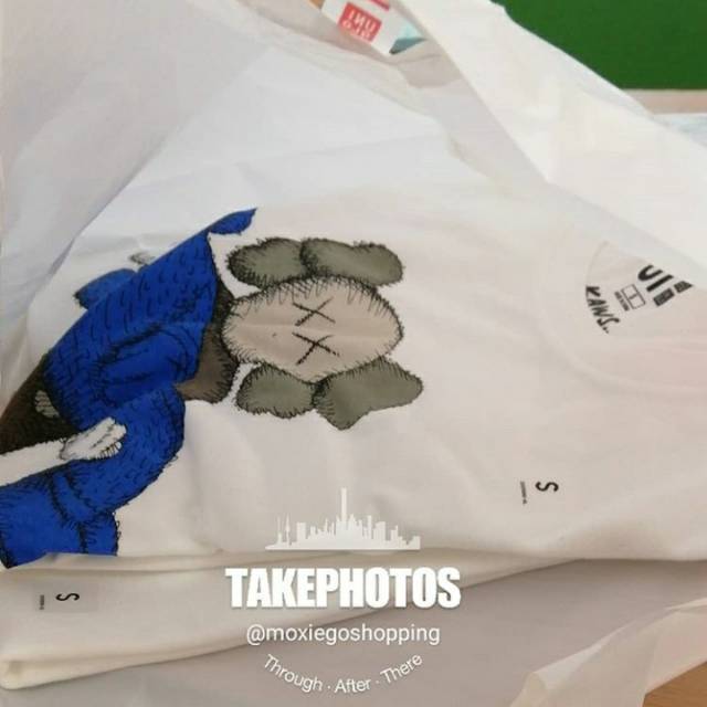 Uniqlo KAWS UT asli store Indonesia