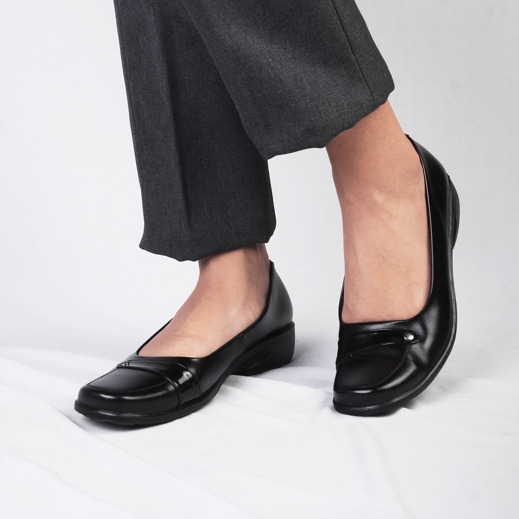 Sepatu Kerja Wanita Slip On Casual Hitam Sepatu Resmi Polos Simple Minimalis Sol Rata Anti Slip VLY32