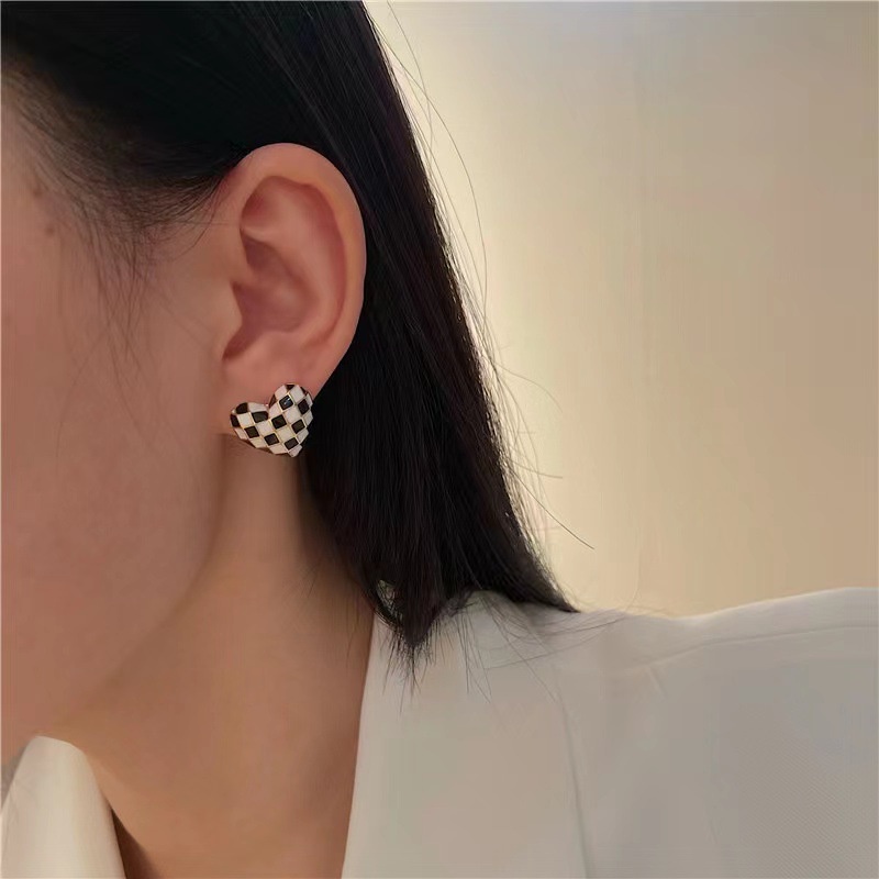 Anting Bentuk Hati Warna Hitam Dan Putih