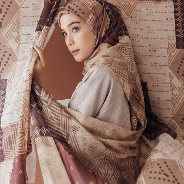 Minor Bajo Scarf Wearing Klamby