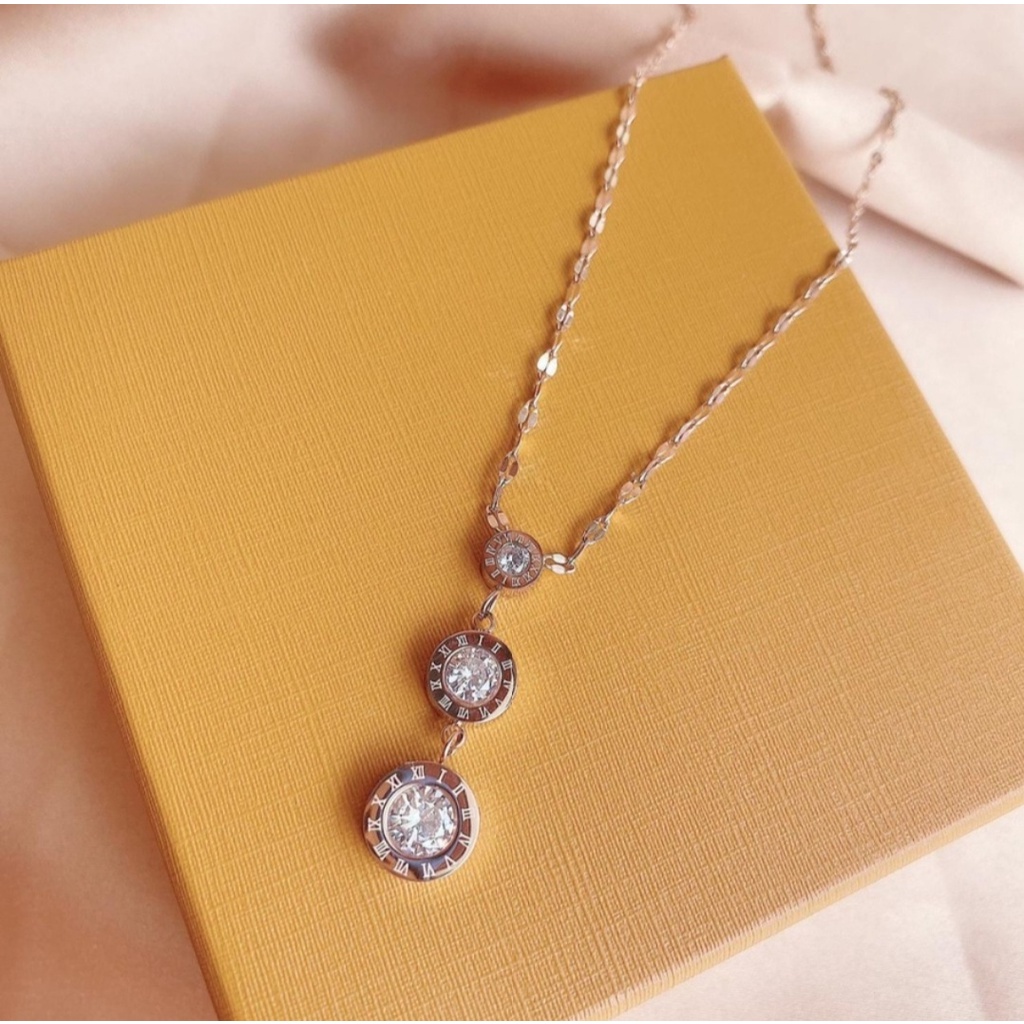 Kalung Titanium Liontin Bvlgr Dengan Tiga 3 Diamond Romawi Warna Gold dan Silver