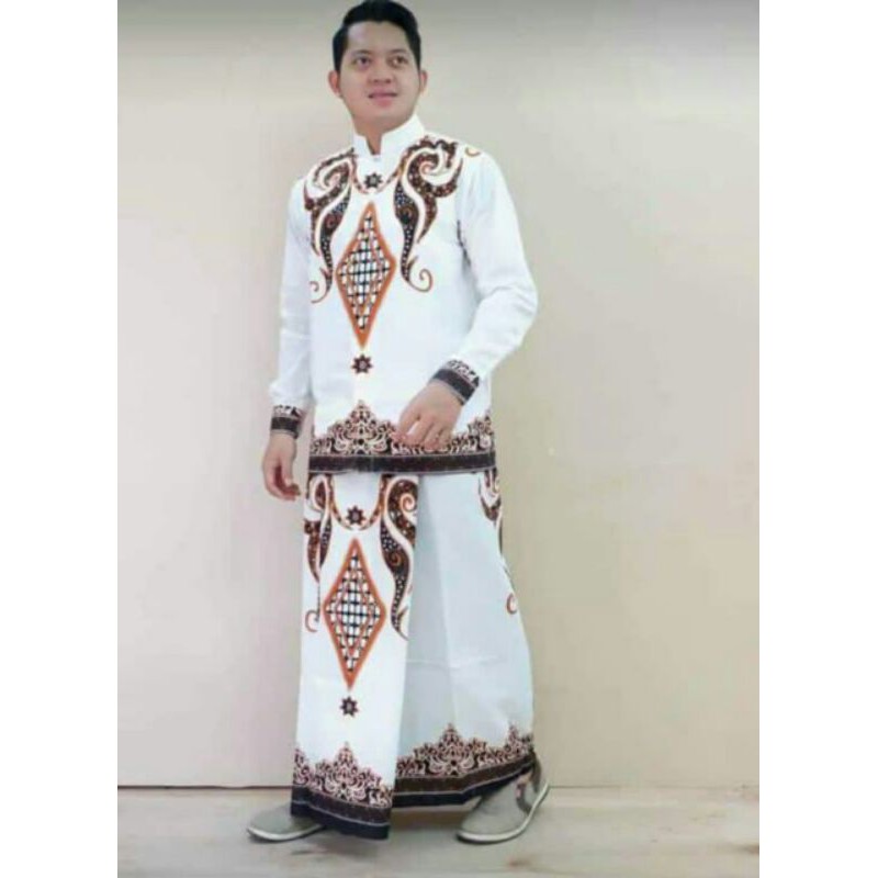 Busana Muslim set sarung celana dan kemeja batik pria modern